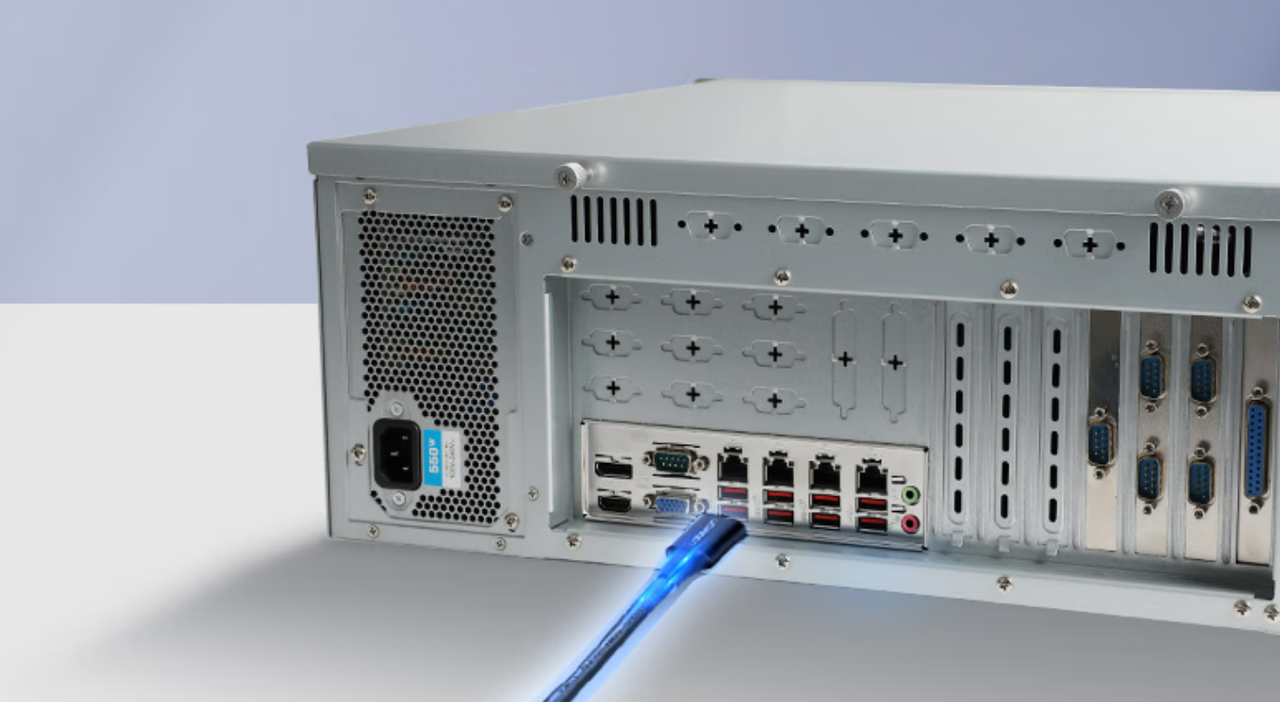 該設(shè)備板載7個(gè)PCIe插槽——1個(gè)PCIe*16（Gen15）或2個(gè)PCIe*8（Gen5），1個(gè)PCIe*1，4個(gè)PCI*4。